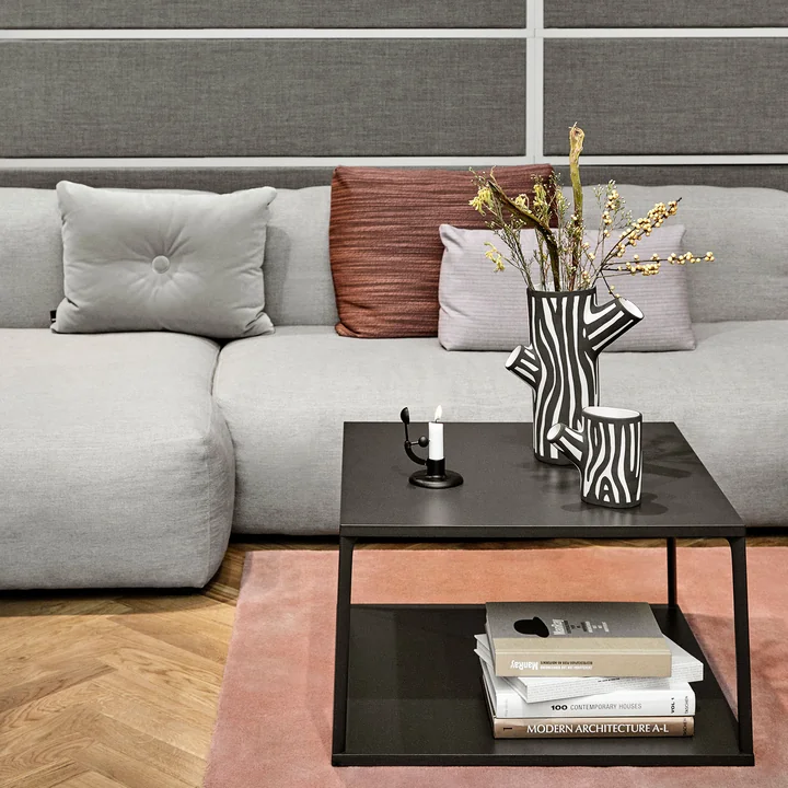Mags Soft Sofa med Eiffel sofabord og træstammevaser fra HAY