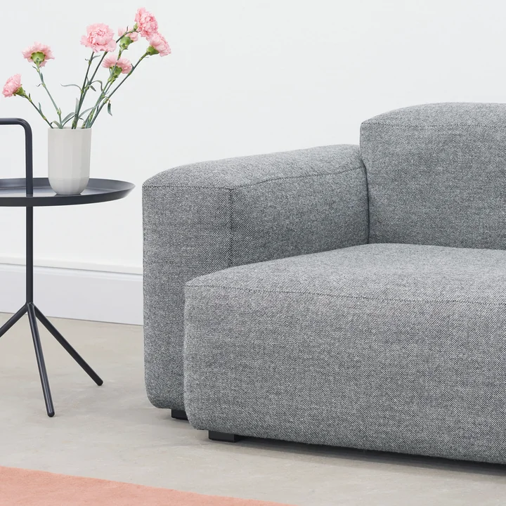 Mags Soft Sofa, Papir Porcelæn Vase og DLM Side Table fra HAY