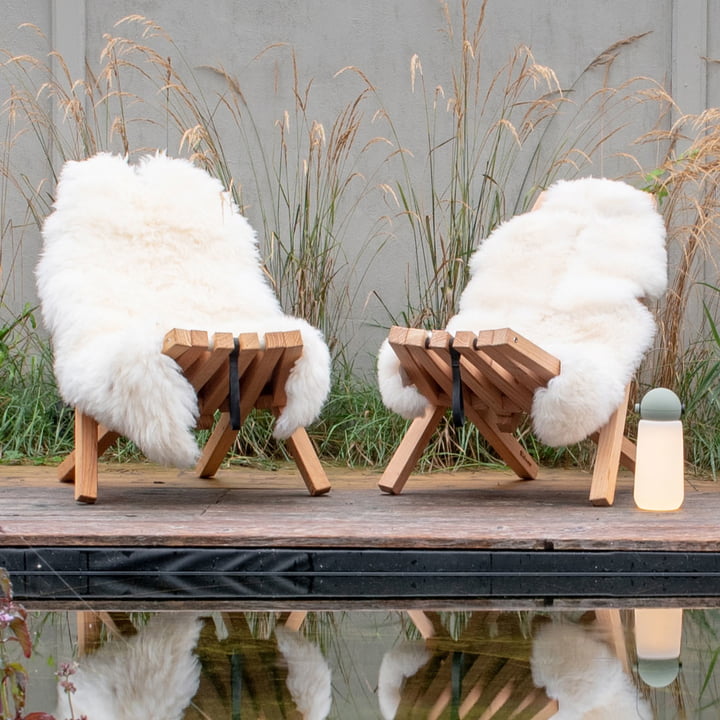 Fieldchair med fåreskind fra Weltevree ved poolen