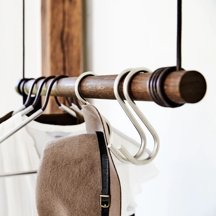Swing hængende garderobe M (80 cm) fra Lind DNA i røget eg / brunt læder