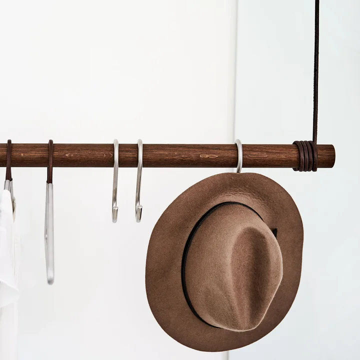 Swing hængende garderobe M (80 cm) fra Lind DNA i røget eg/brun