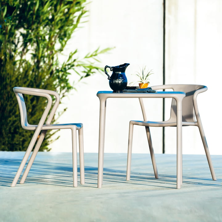 Air Table Outdoor, 65 x 65 cm i beige og Air Lænestol af Magis på terrassen