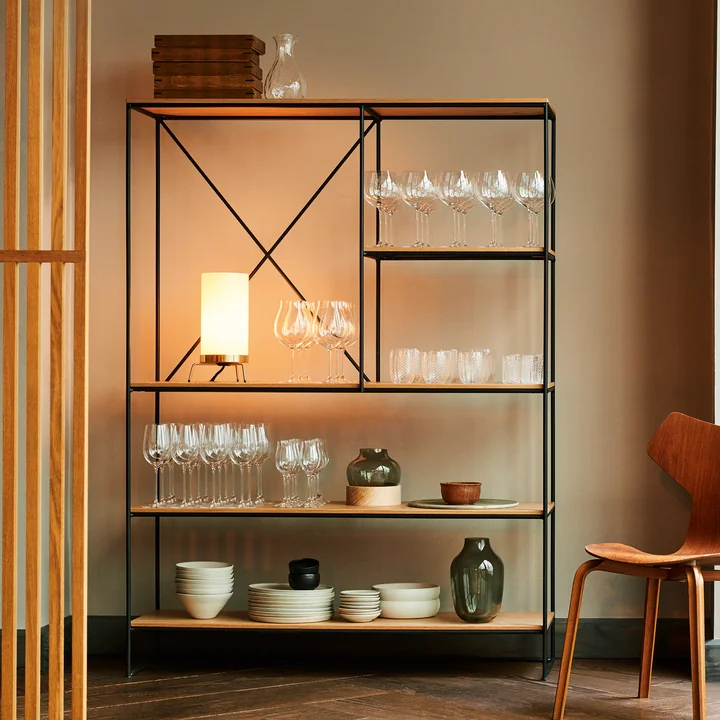 Planner hylde og PM02 bordlampe fra Fritz Hansen