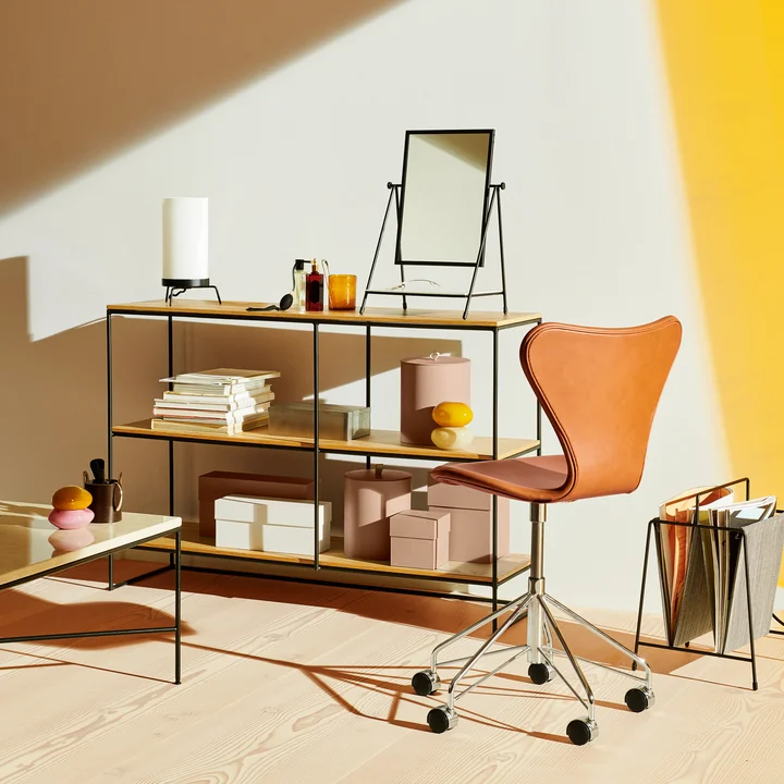 Planner hylde og PM02 bordlampe fra Fritz Hansen