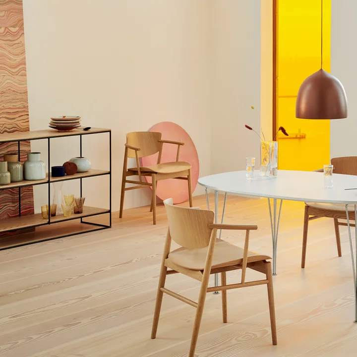 Planner hylde og PM02 bordlampe med Wave skrivebordsorganisator fra Fritz Hansen