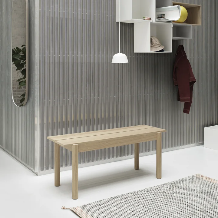 Linear Wood Bank af Muuto i indgangen området