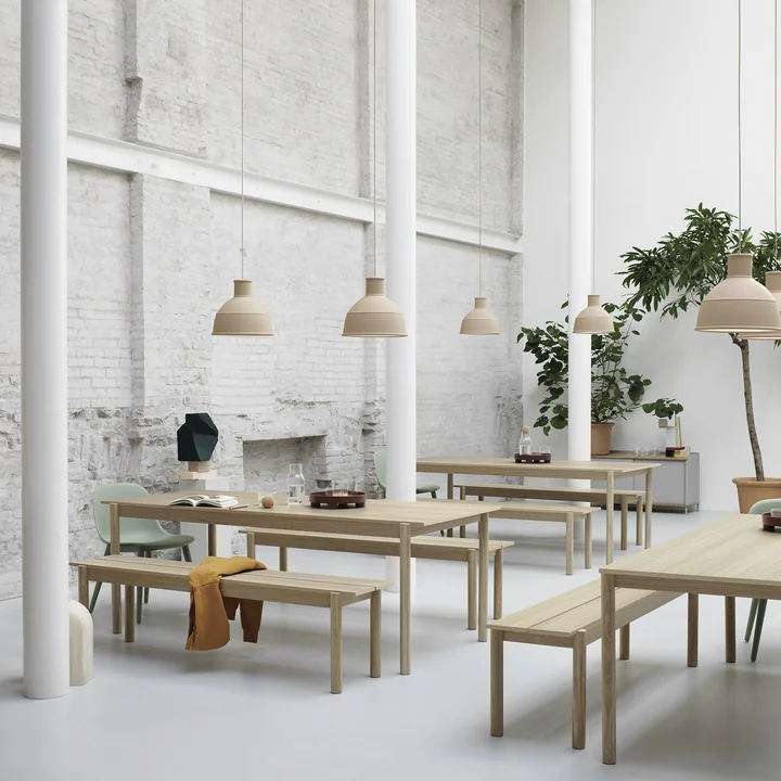 Linear Wood spisebord og bænk og Unfold pendel fra Muuto