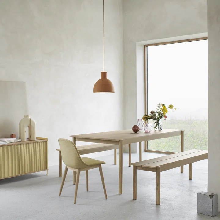 Linear Wood spisebord og bænk med Unfold pendel og Enfold skænk fra Muuto