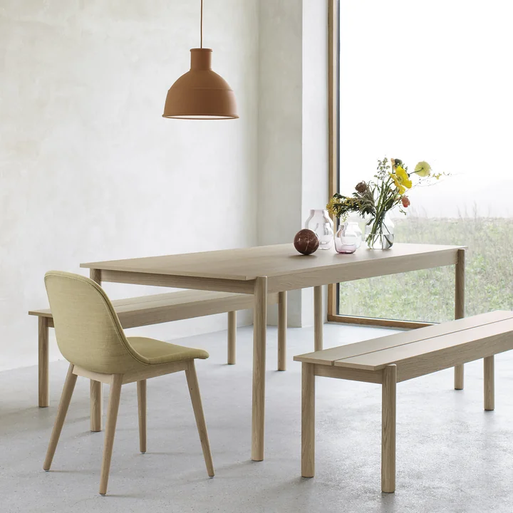 Linear Wood spisebord og bænk og udfoldes vedhæng af Muuto