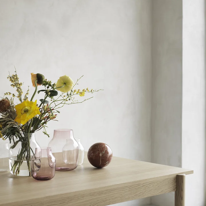 Linear Wood Dining Table og Silent Vase af Muuto