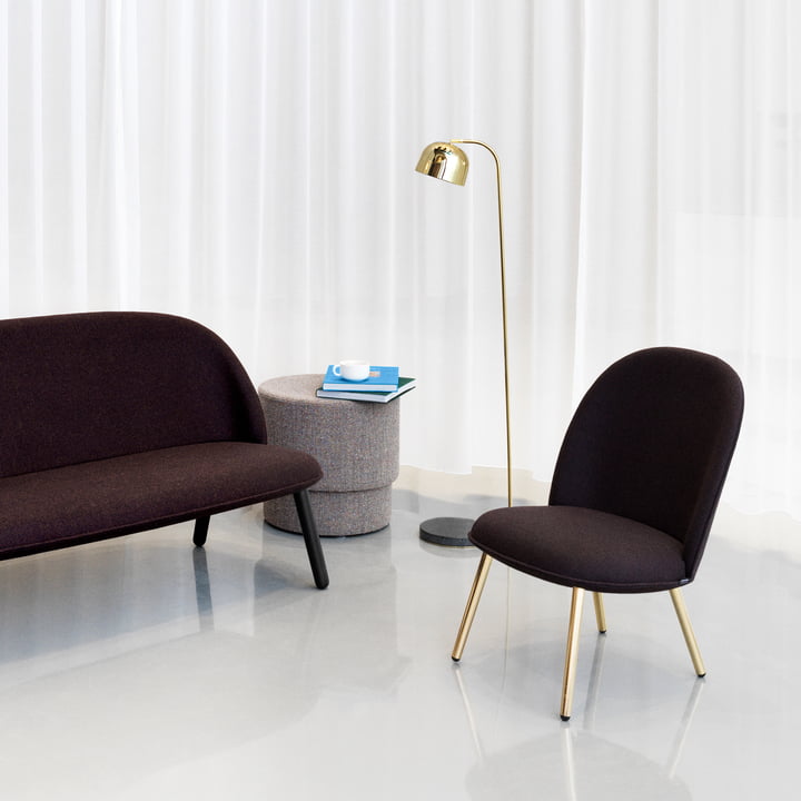 Silo Pouf af Normann Copenhagen ved siden af Ace-sofaen