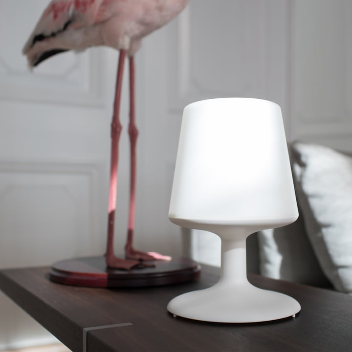 Let at gå batteridrevet bordlampe, bomuld hvid af Koziol på kommode