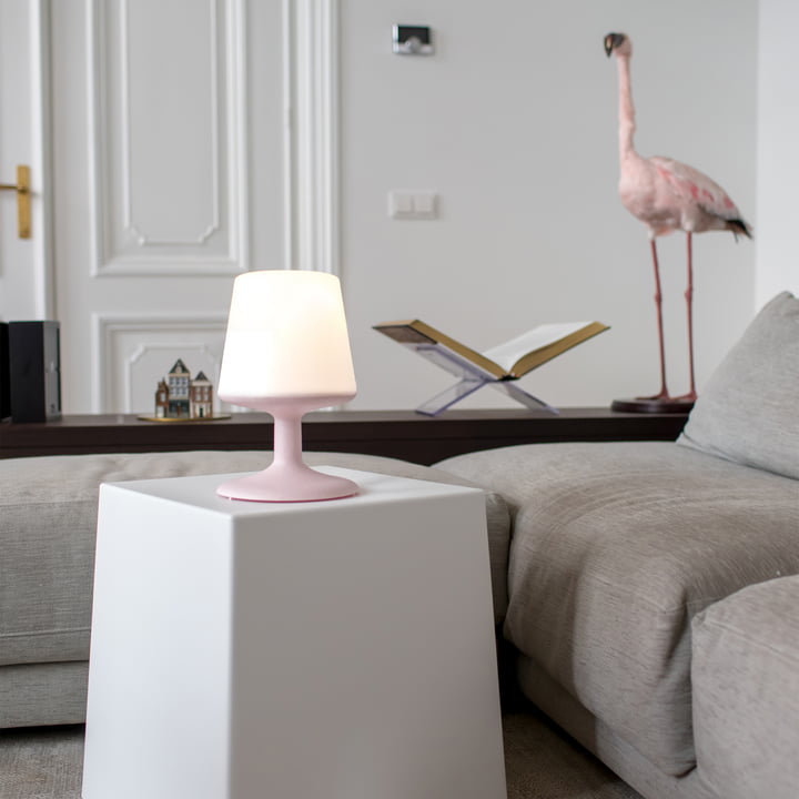 Lys til at gå batteri bordlampe i økologisk lyserød af Koziol på sofabordet