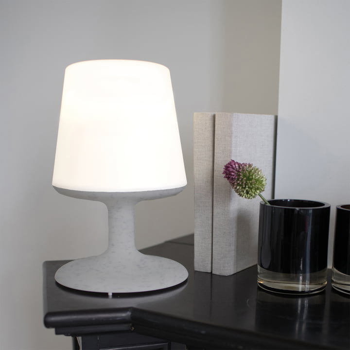 Lys til at gå batteri bordlampe i organisk grå af Koziol på bordet