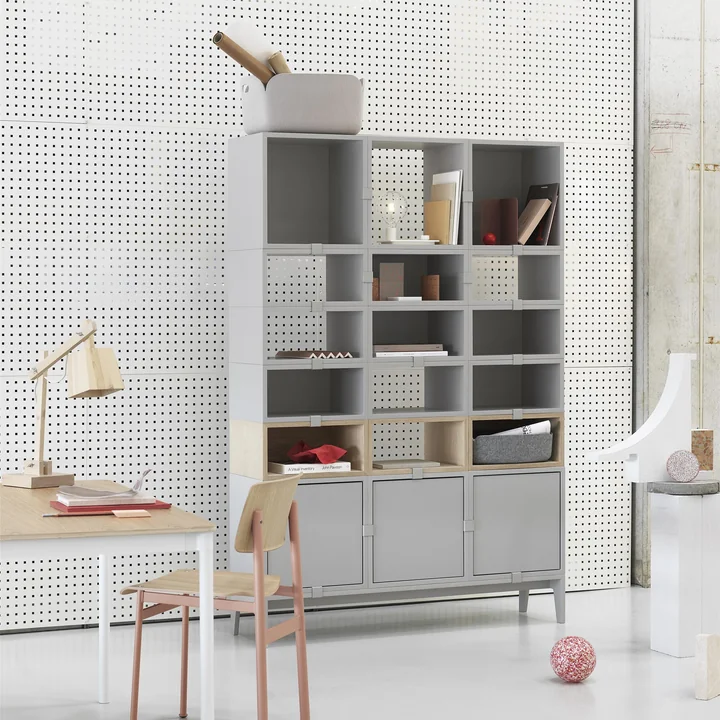 Stacked reolsystem i lysegrå fra Muuto