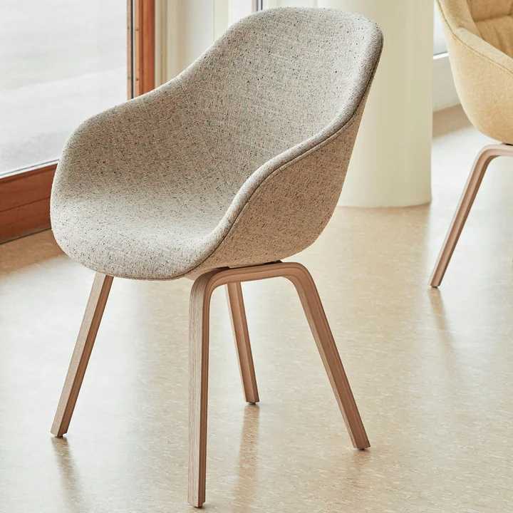 About A Chair AAC 123 af HAY i matlakeret eg / Bolgheri LGG60