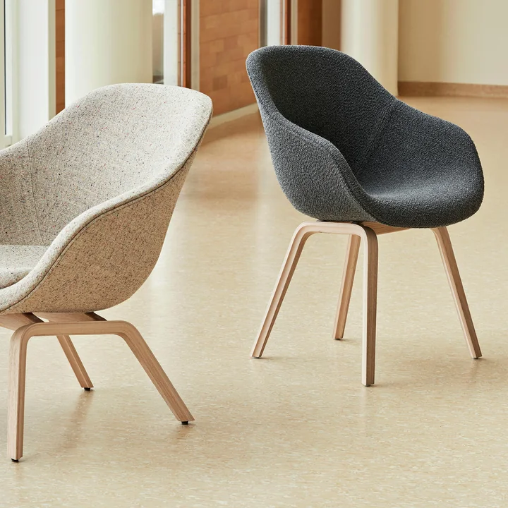 HAY - About A Chair AAC 123 i matlakeret eg / Flamiber trækul C8 med AAL 83 Lounge matlakeret eg