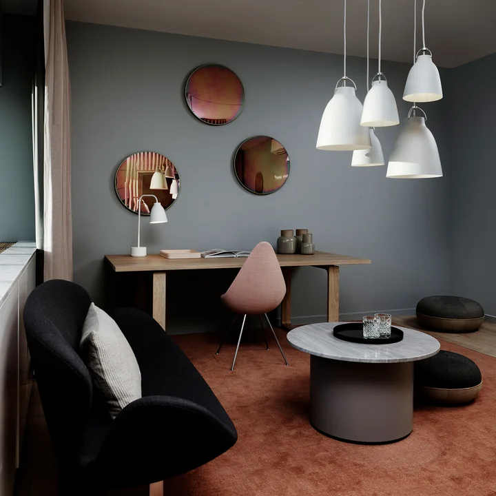 Drop stol og Caravaggio pendel fra Fritz Hansen