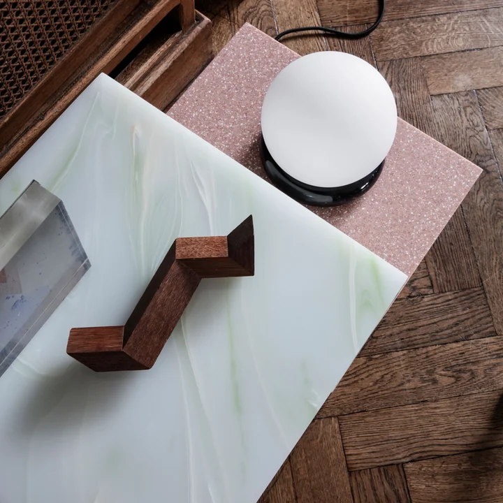 Distinct sidebord fra Ferm Living i stuen