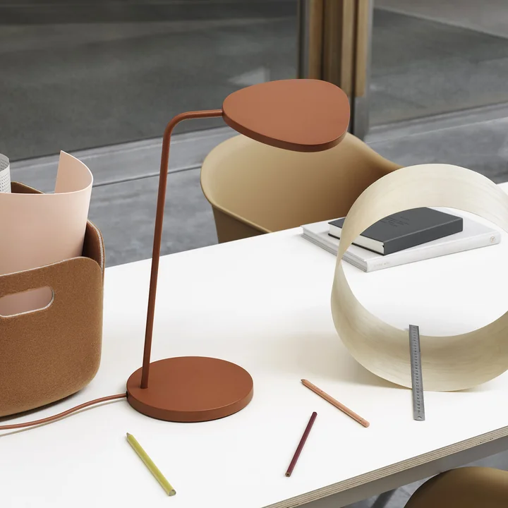 Leaf LED bordlampe fra Muuto i kobberbrun