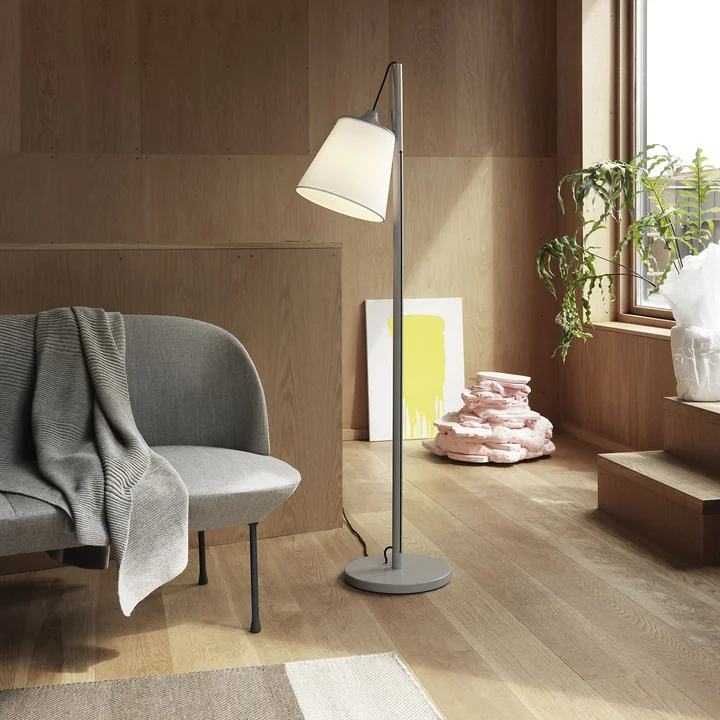 Træk gulvlampe fra Muuto i grå / hvid
