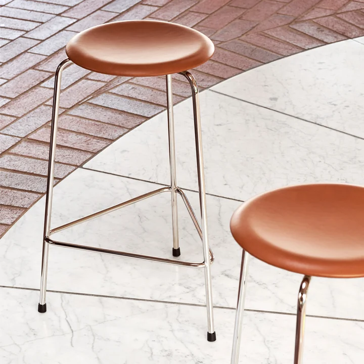 Dot barstol H 65 cm fra Fritz Hansen i valnøddefarvet læder/krom base