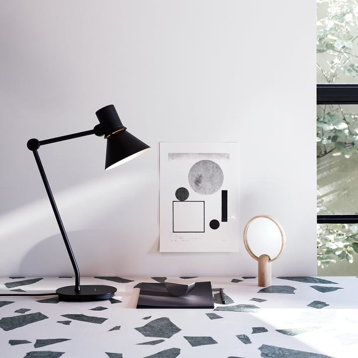 Type 80 bordlampe fra Anglepoise på skrivebordet