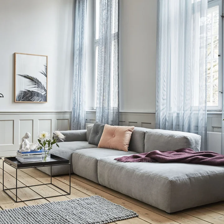 Palm Leaf Plakat af Artvoll og Crinkle Sengetæppe, Mags Soft Sofa og bakkebord af HAY