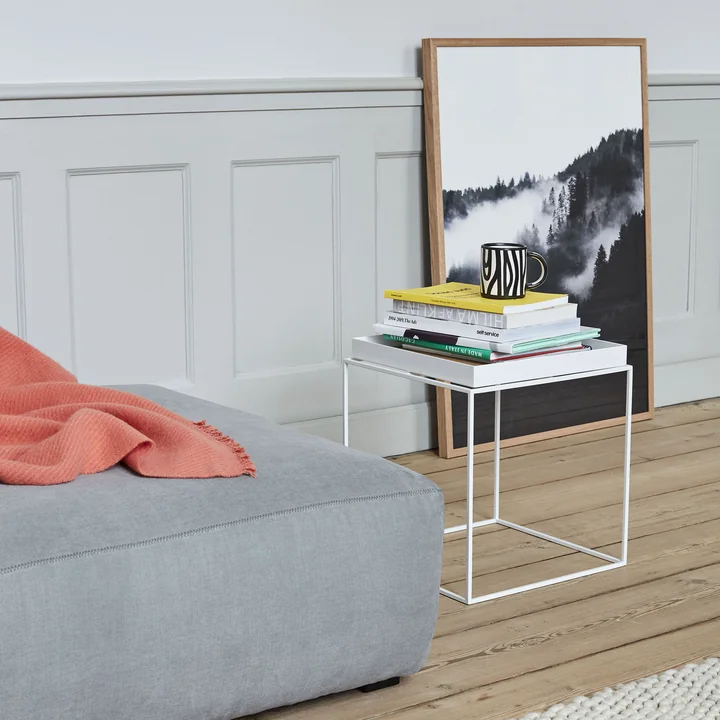 Tåge skovplakater af kunstnerisk og Tray Table, træ kop og mags blød sofa af HAY