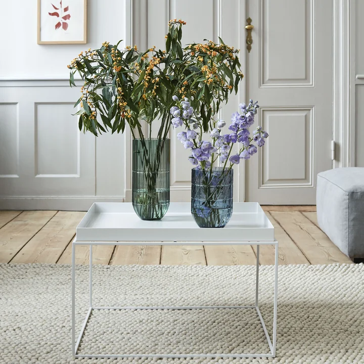Bakke Bord og Colour Vase af HAY