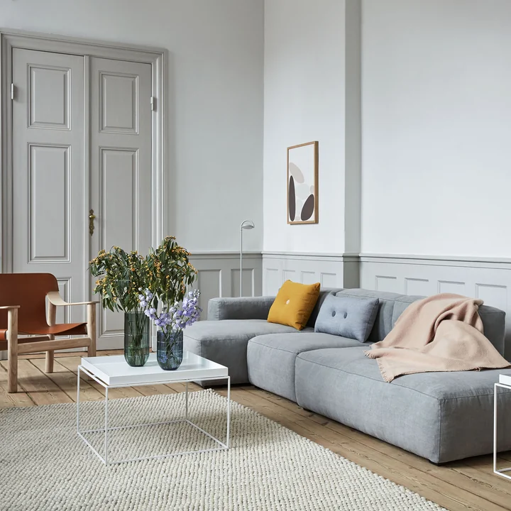 Stenens plakat nr. 1 fra artvoll med Bernard lænestol, Dot pude, Color Vase Glasvase og Mags Soft Sofa fra HAY