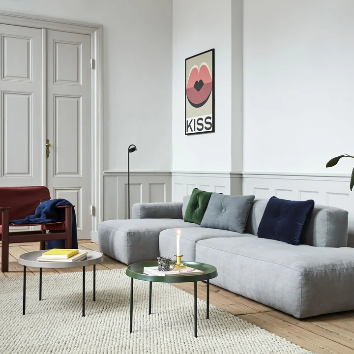 Kiss No.1 fra artvoll med Bernard lænestol, Marselis LED gulvlampe, Tulou sidebord, Dot pude og Mags Soft Sofa 3-personers fra HAY