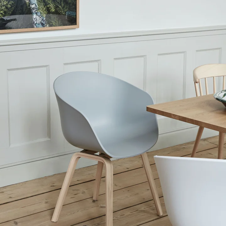 About A Chair AAC 22 fra HAY i støvet blå