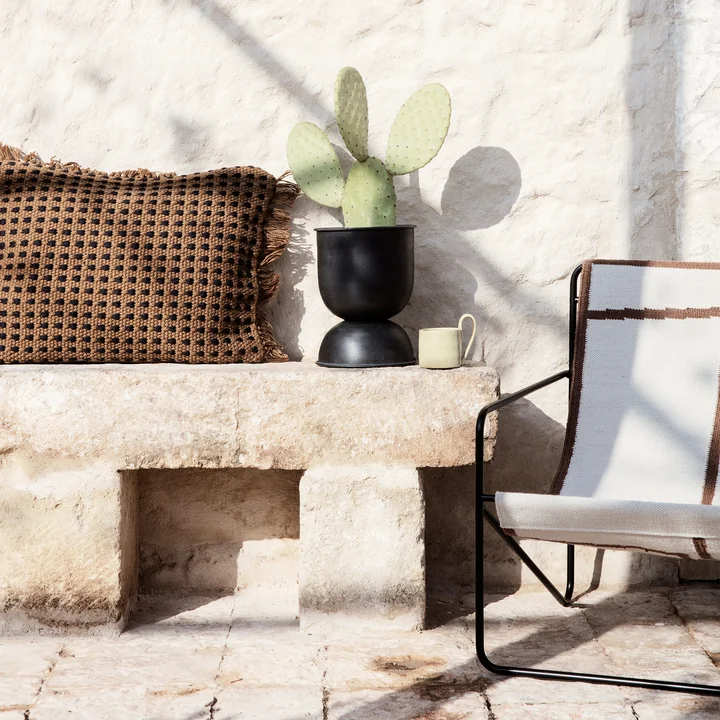 Hourglass og ørkenstol fra Ferm Living in the garden