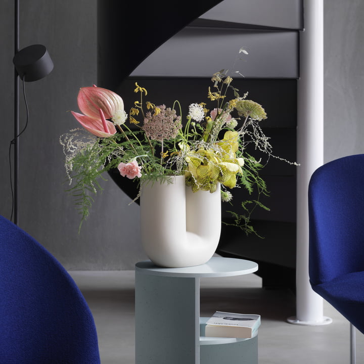 Kink vase fra Muuto i sand med blomster