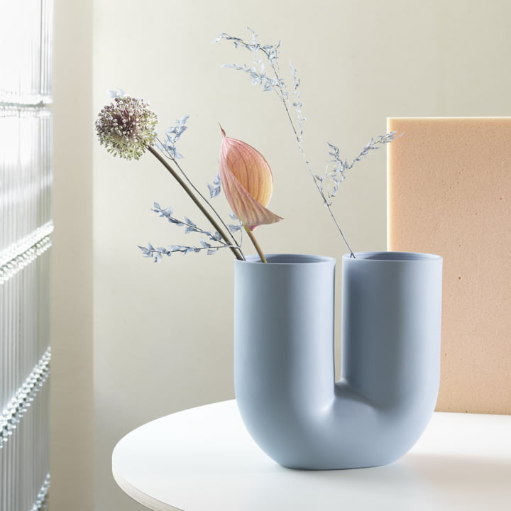 Kink vase i lyseblå med individuelle blomster