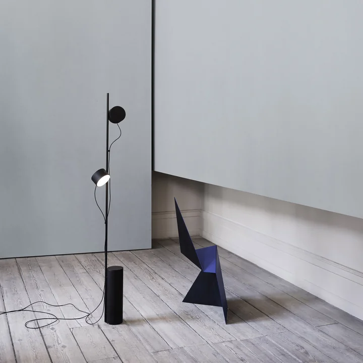 Stolpe LED gulvlampe fra Muuto i sort