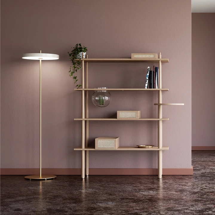 Asteria LED gulvlampe og Stories 4-hylder fra Umage