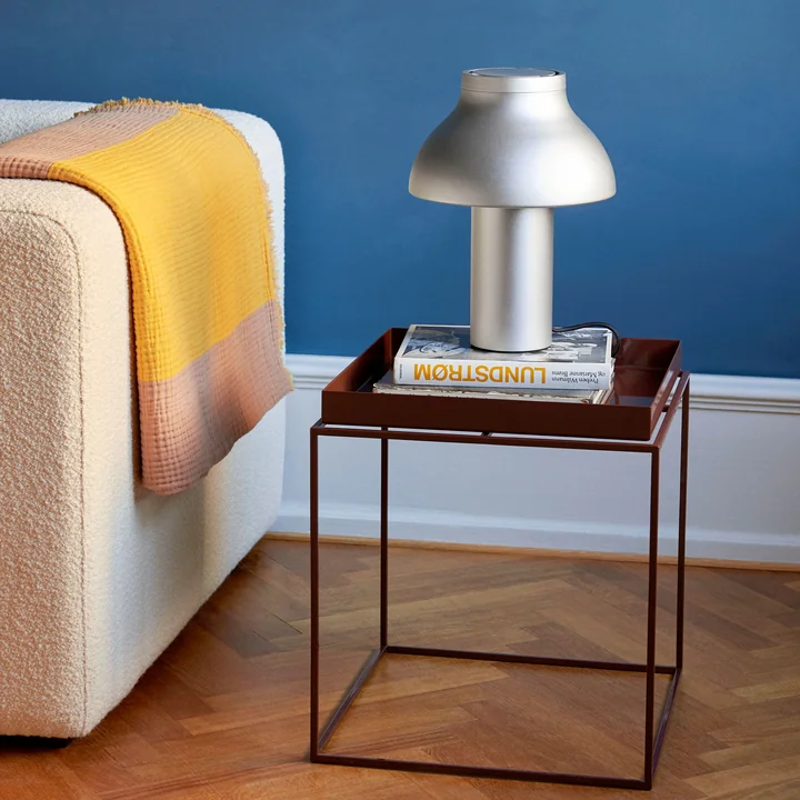 Tray Table 40 x 40 cm af HAY i skinnende chokolade