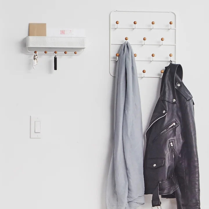 Estique dørgarderobe og Estique garderobe med hylde fra Umbra