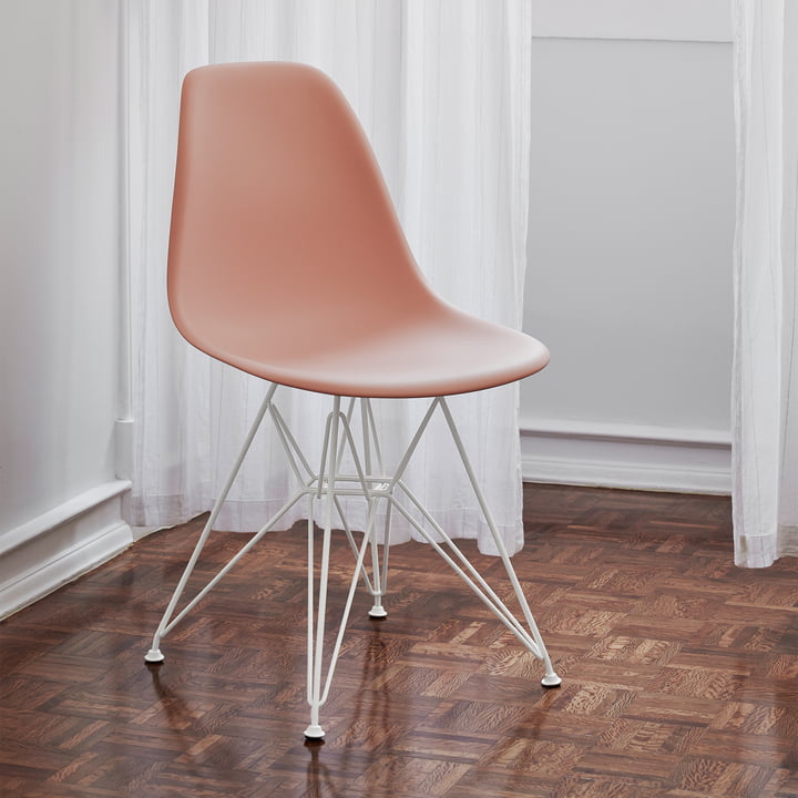 Eames Plastic Side Chair DSR fra Vitra i hvid / blød rosa (filt glider hvid)