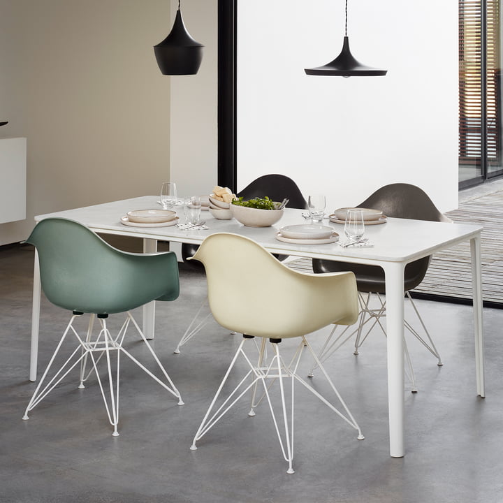 Eames fiberglas lænestol DAR af Vitra