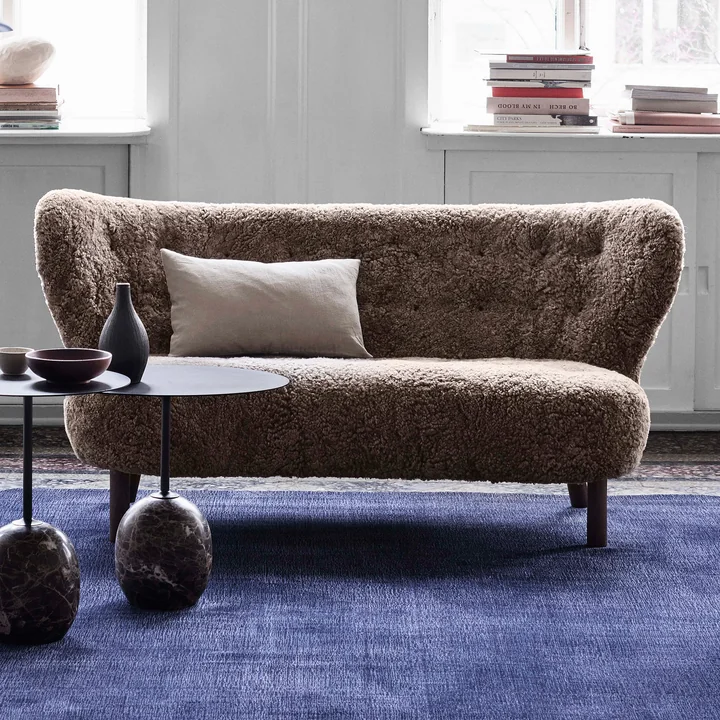 Little Petra VB2 sofa af & tradition i valnød / fåreskind Sahara