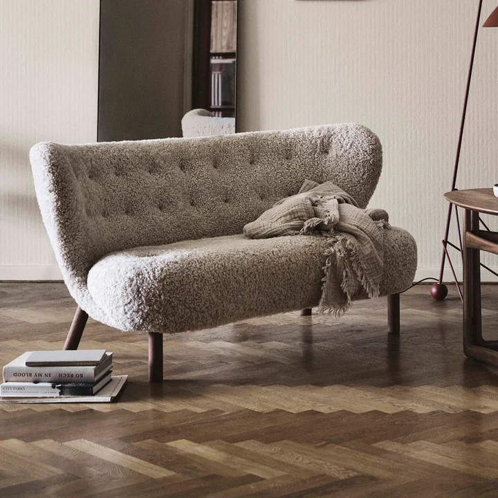 Little Petra VB2 sofa fra & tradition i valnød / fåreskind Moonlight
