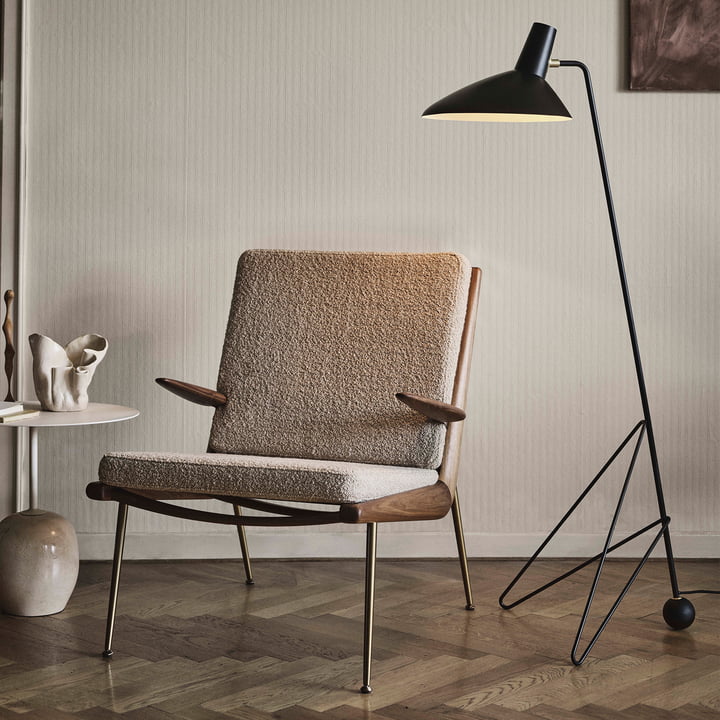 Boomerang HM2 Loungechair og Tripod HM8 gulvlampe fra & Tradition