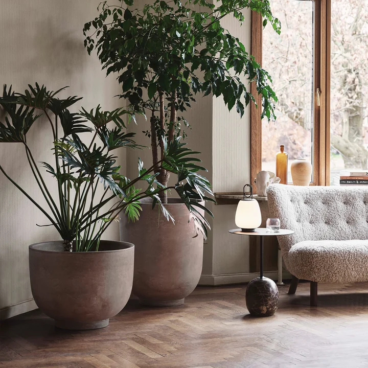 Collect SC43-SC45 plantepotte, Lato sidebord, Little Petra VB2 sofa og Lucca SC51 bærbart batteri LED udendørs lys fra & Tradition