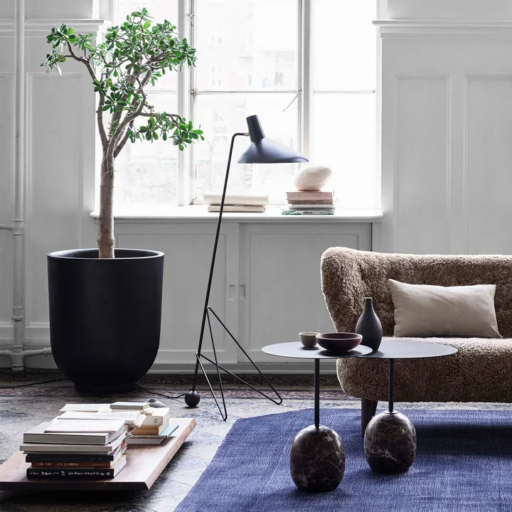Collect SC plantepotte, Lato sidebord, Tripod HM8 gulvlampe og Little Petra VB2 sofa fra & Tradition