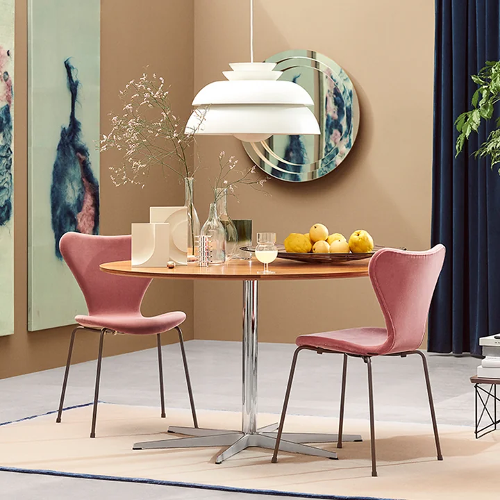 Serie 7 polstret stol og Concert pendel af Fritz Hansen