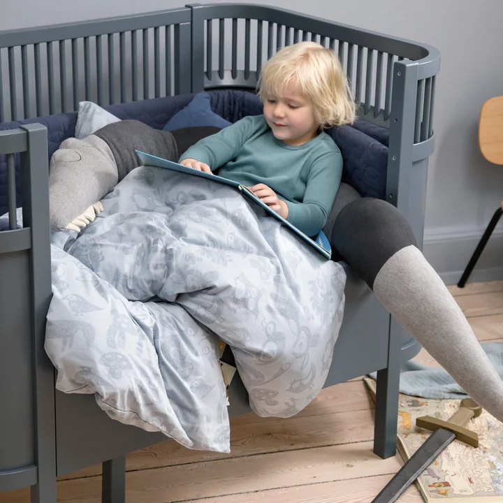 Sebra sengen Baby & Junior fra Sebra i forest lake blue og pude “Sleeping Crocodile”