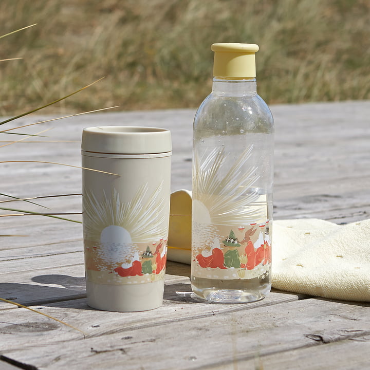 Drink-It Moomin vandflaske og Bring-It Moomin To-Go krus fra Rig-Tig by Stelton i sand